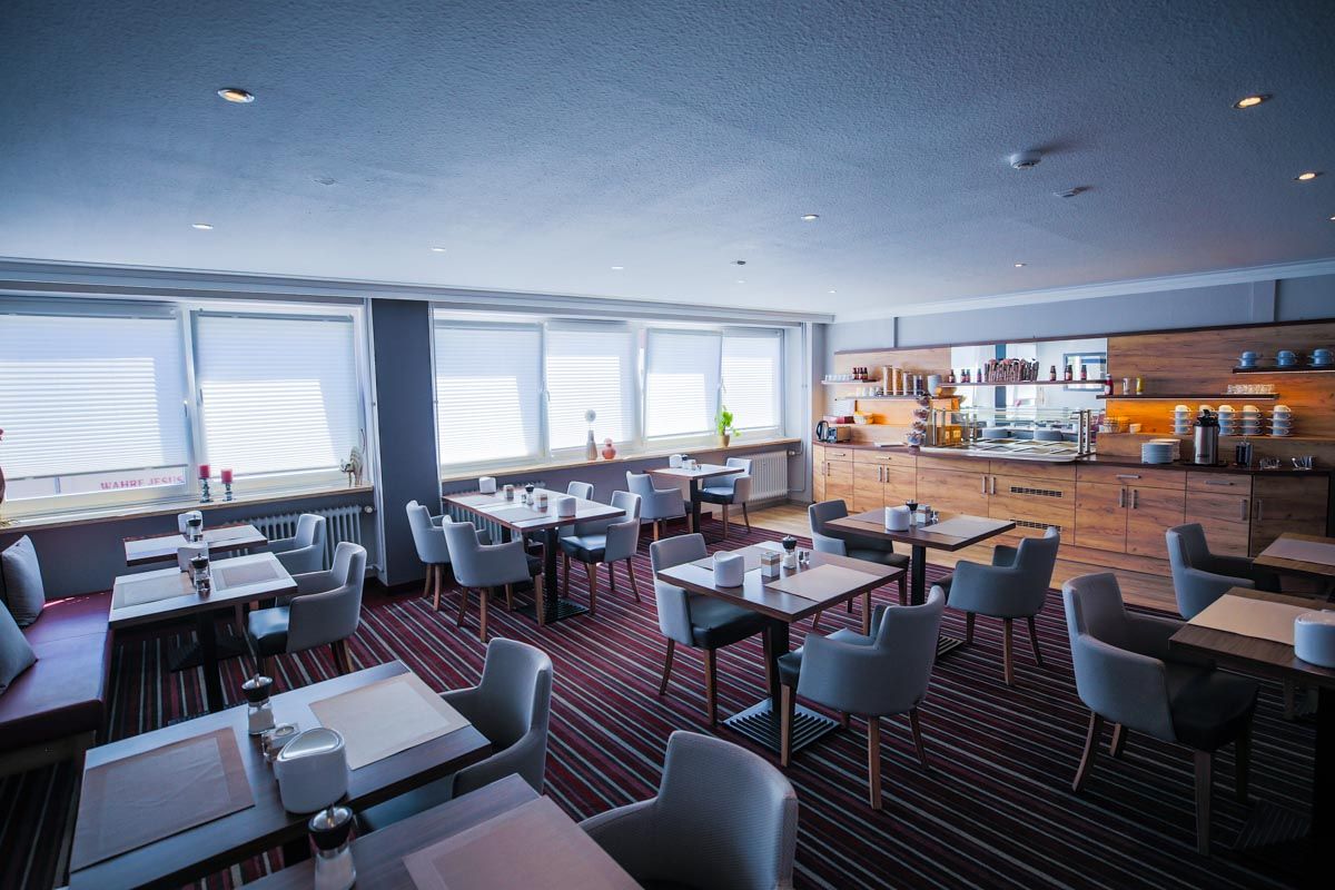 Heller Frühstücks- und Aufenthaltsraum im Hotel Süderelbe