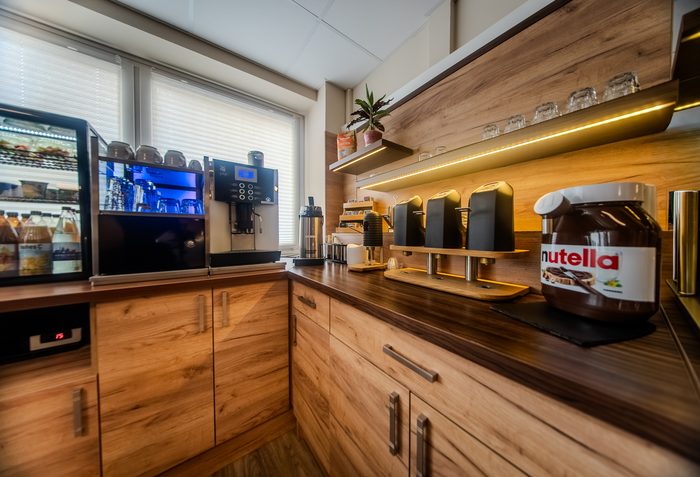 Buffet mit Aufstrichen und Kaffeespezialitäten