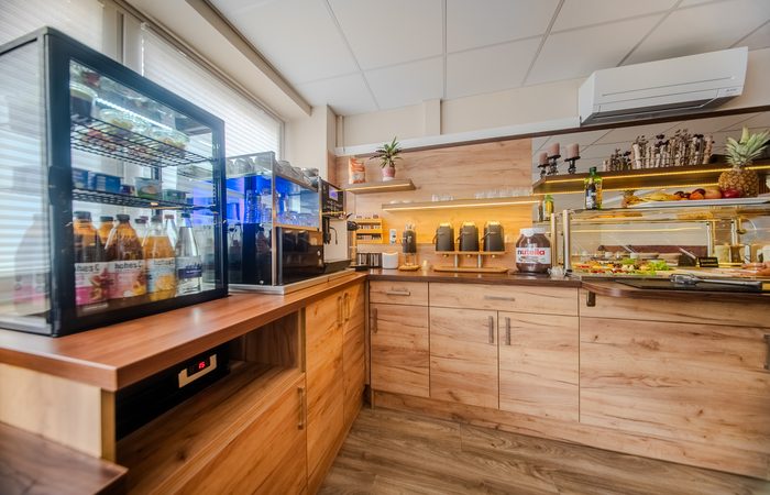 Kühlschrank mit Getränken am Buffet