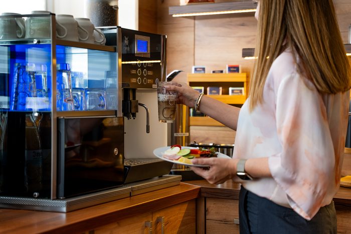 Kaffeemaschine am Frühstücksbuffet