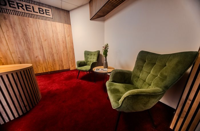 Sitzecke in der Lobby mit grünen Sesseln