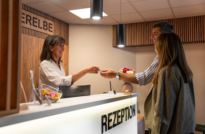 Begrüßung eines Gastes an der Rezeption
