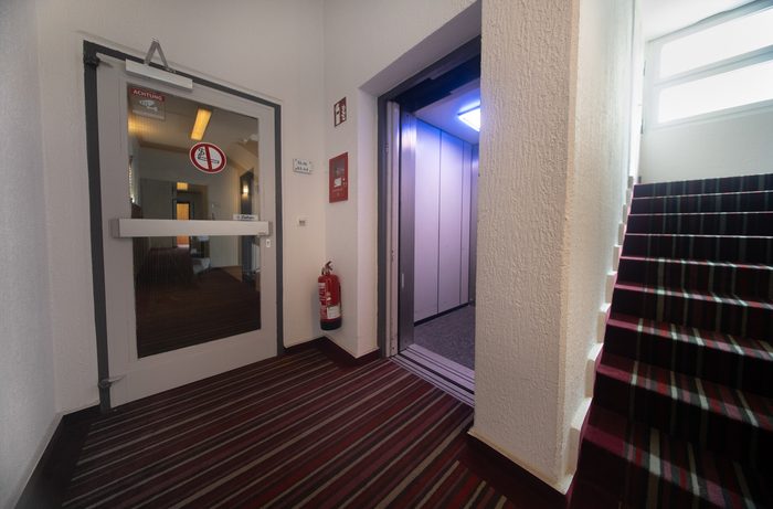 Aufzug und Treppenhaus im Hotel