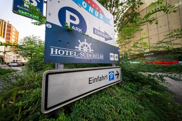 Wegweiser zum Hotel Süderelbe an der Parkhauseinfahrt