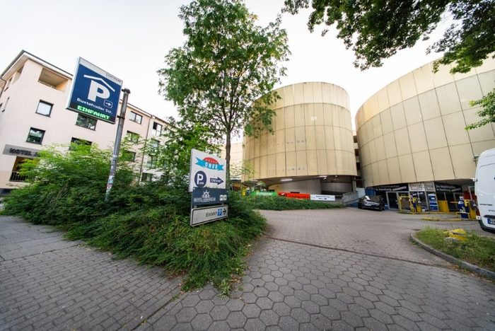 Zufahrt zum Parkhaus Contipark neben dem Hotel
