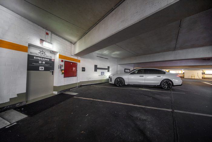 Parkebene mit Blick auf den Hoteleingang