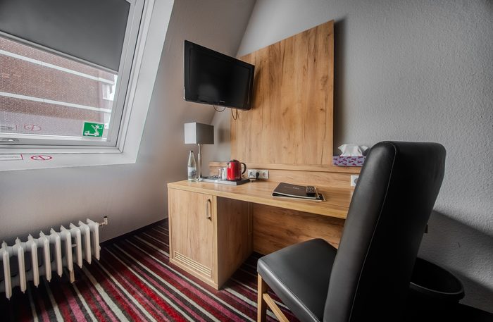 Arbeitsplatz am Fenster im Zimmer