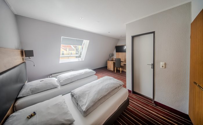 Doppelzimmer mit Fenster zur Straße