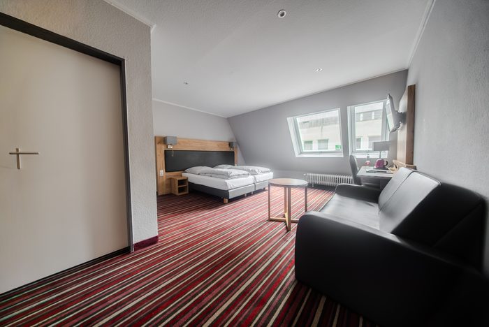 Zimmer mit Sofa und Couchtisch
