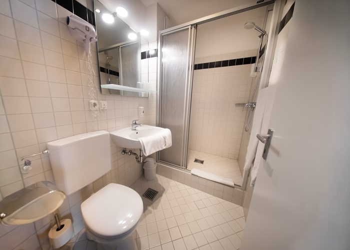 Badezimmer mit bodengleicher Dusche