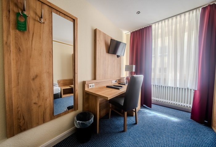 Schreibtisch und Spiegel im Gruppenzimmer