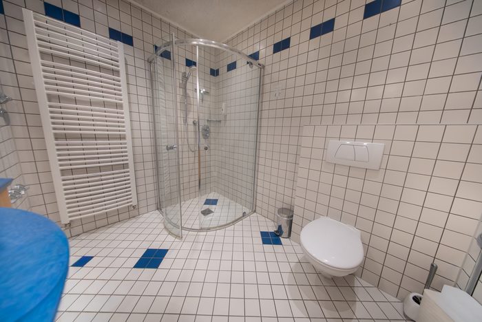 Gemeinschaftsbad mit Dusche