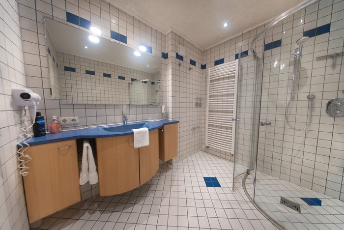 Gemeinschaftsbad mit Waschtisch und Dusche
