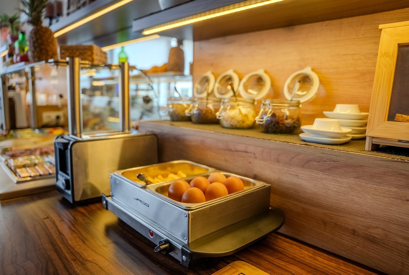 Toaster, Obst und Aufstriche am Buffet