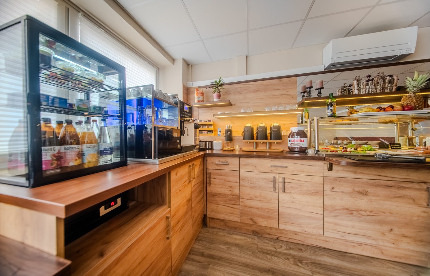 Frühstücksbuffet mit Kühlvitrine und Auslage