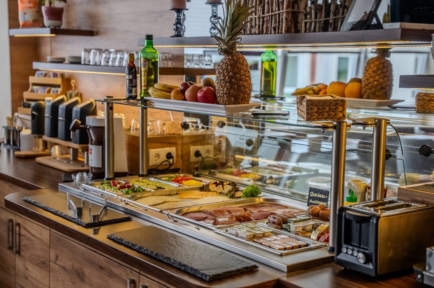 Auslage mit Wurst, Käse und Obst