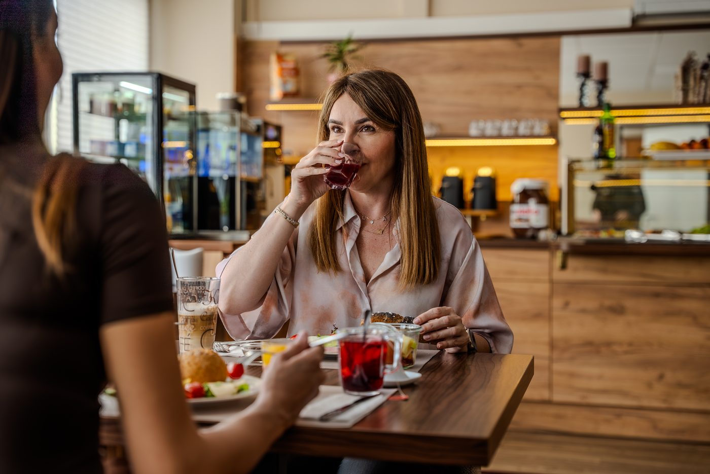 Gast beim Frühstück mit einem Glas Saft