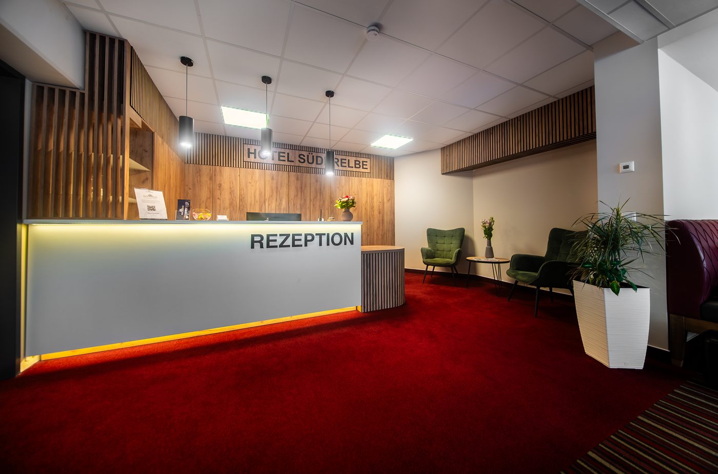 Empfangsbereich mit Rezeption und Sitzecke