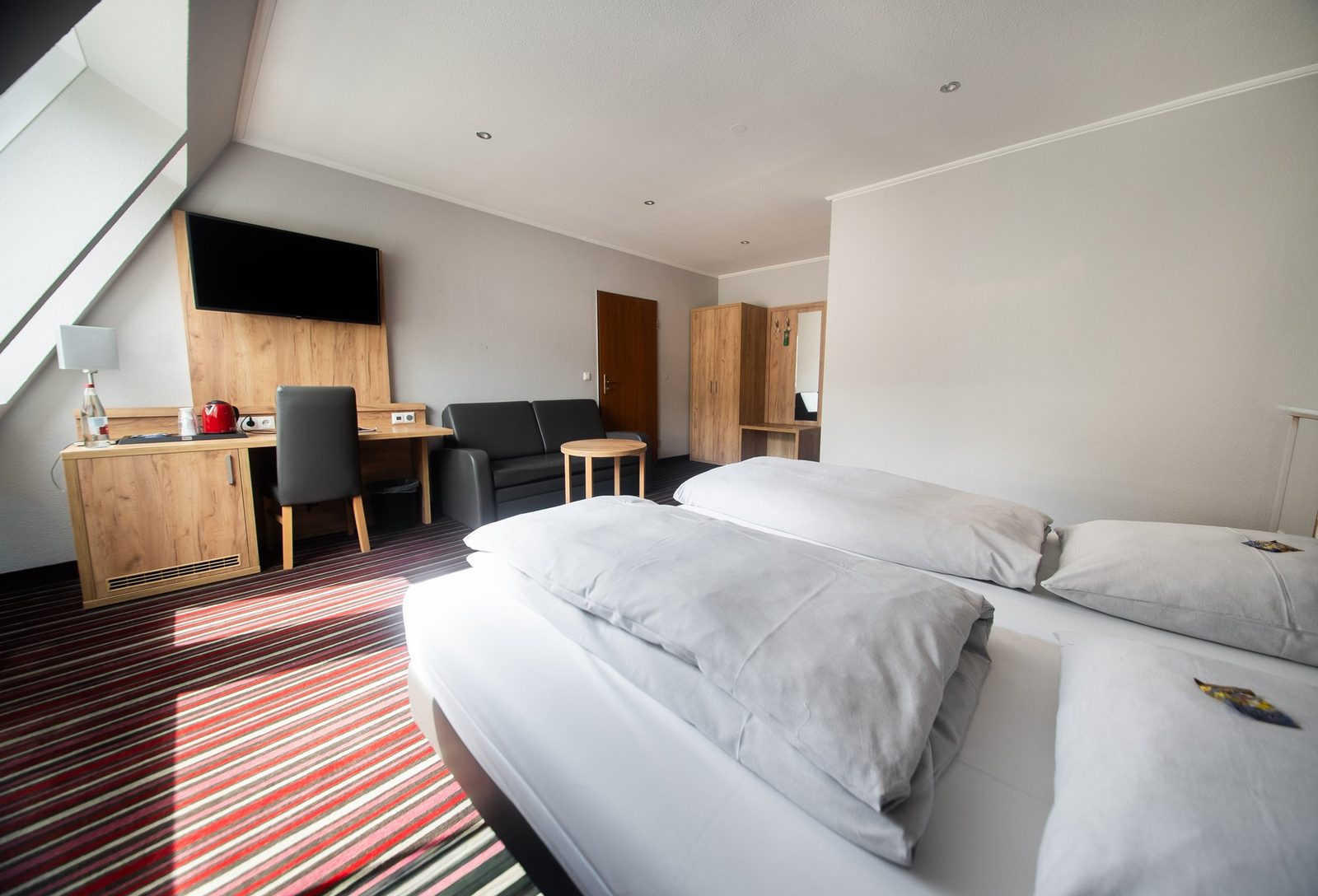 Helles, großzügiges Doppelzimmer im Hotel Süderelbe mit Sonnenlicht