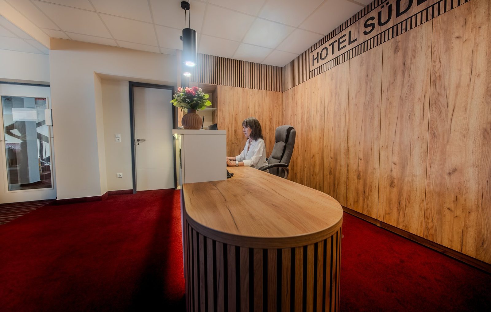 Rezeption des Hotel Süderelbe mit dem Namenszug an der Wand